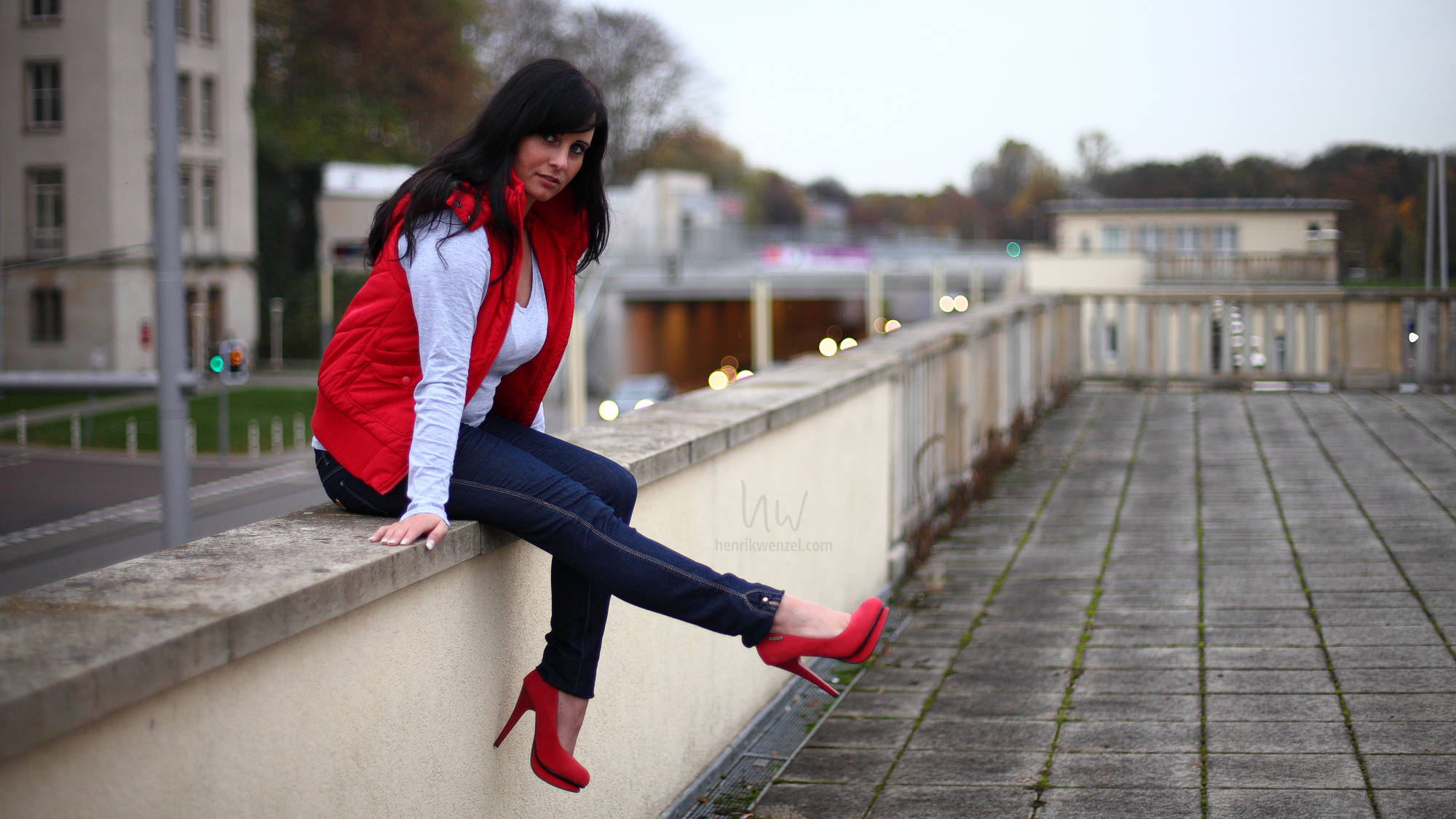 Portrait — Mona R.